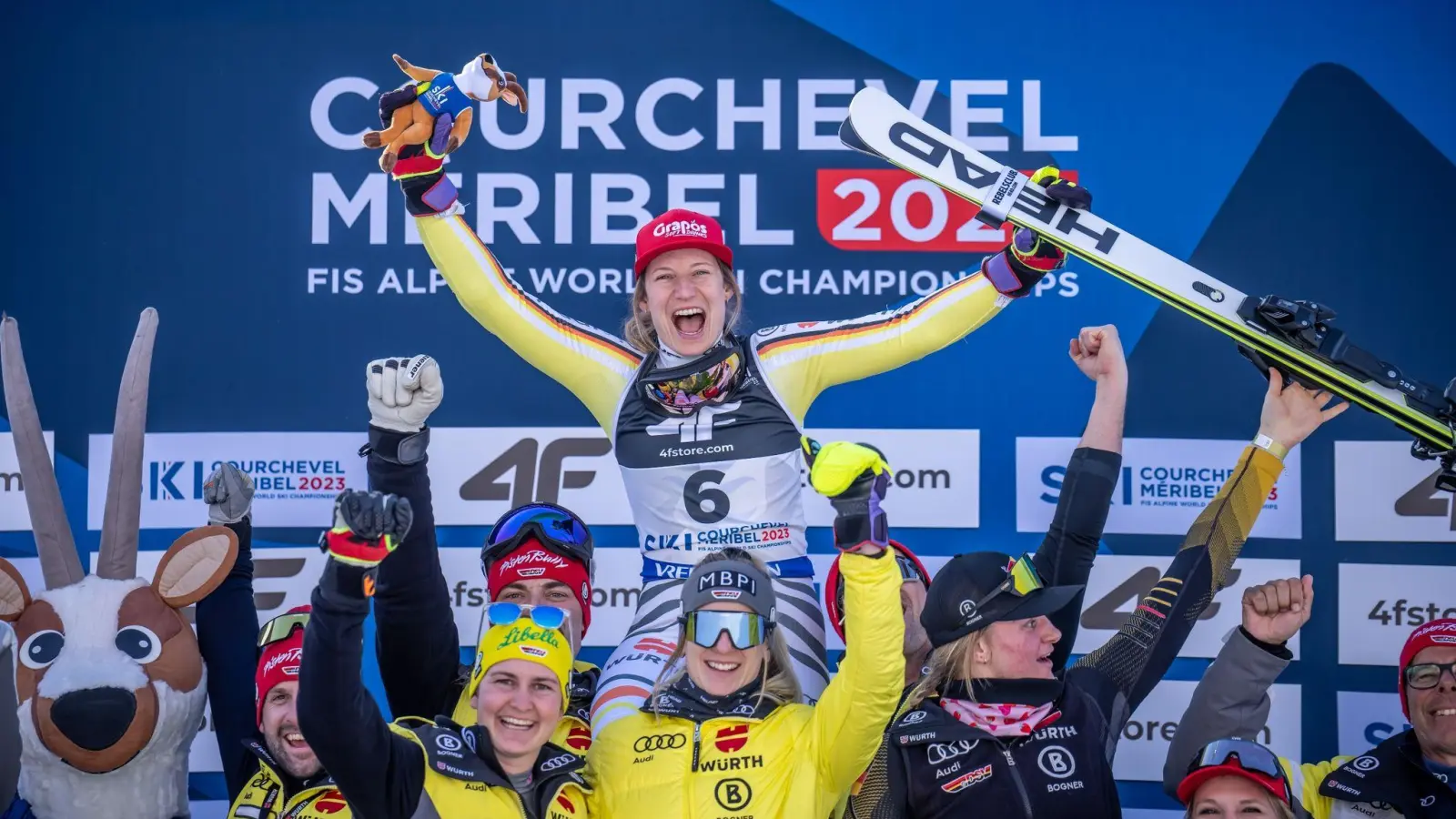 Lena Dürr jubelt nach dem Gewinn der Bronzemedaille im WM-Slalom. (Foto: Michael Kappeler/dpa)