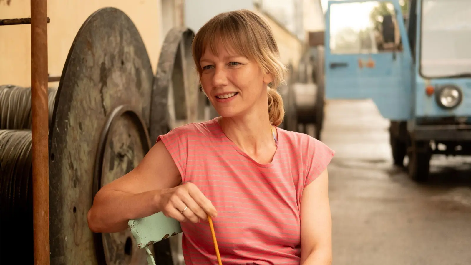 Sandra Hüller heckt als Maren im Film „Zwei zu Eins” mit Freunden einen verwegenen Plan aus. (Foto: Peter Hartwig/X Verleih AG/dpa)