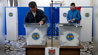 Die Menschen in Moldau konnten nicht nur über das Präsidentenamt abstimmen, sondern auch über die Verankerung des EU-Kurses in der Verfassung. (Foto: Cristian Cristel/XinHua/dpa)