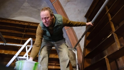 Den Dreck von Jahrhunderten kratzten, schrubbten und scheuerten die Freiwilligen unter der Anleitung von Profi-Restaurator Stefan Achternkamp (Foto) aus und von den Regalen der Kirchenbibliothek. (Foto: Dr. Wolfgang Mück)