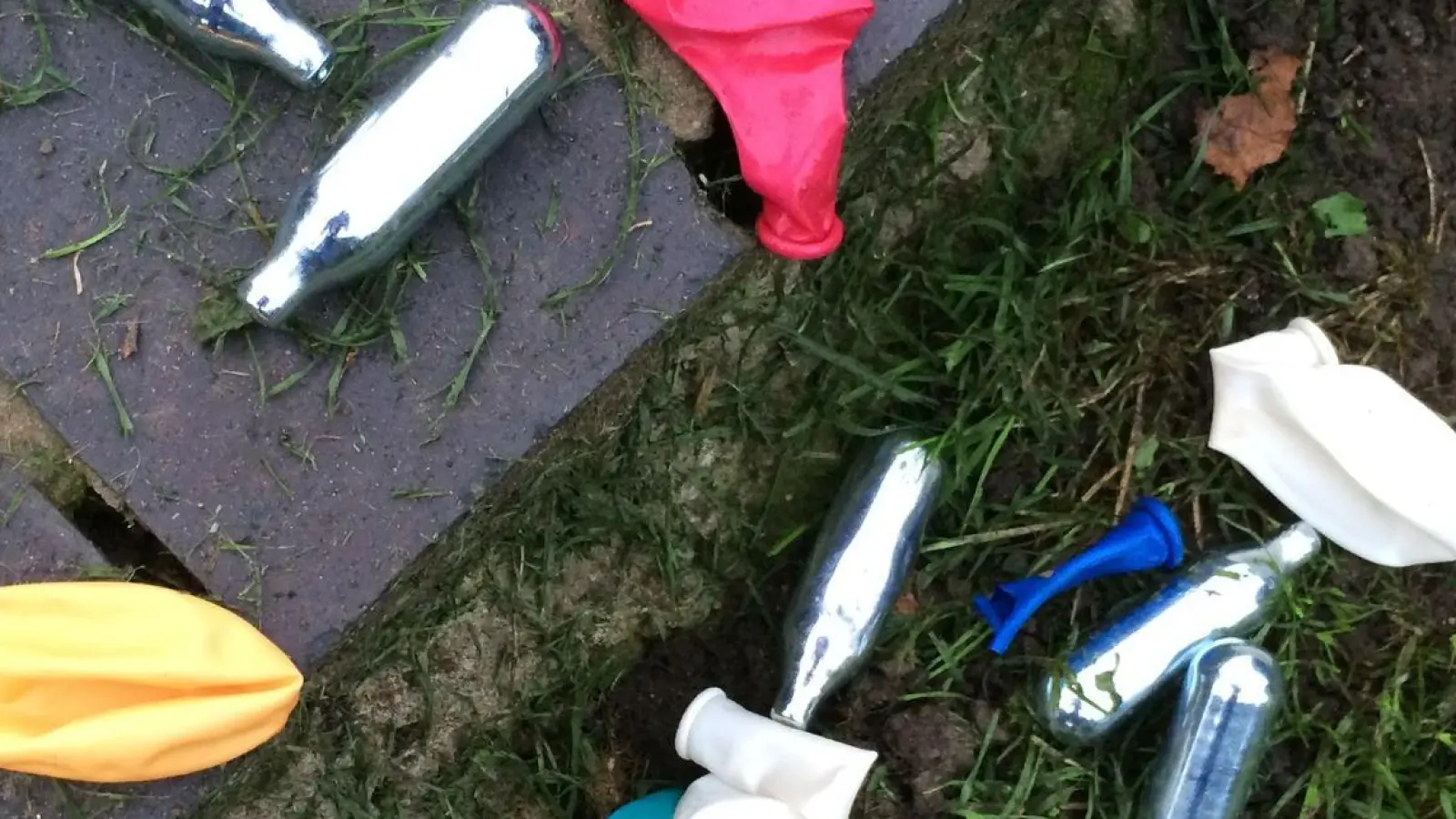Rausch mit Folgen: Lachgas-Kartuschen und Luftballons in einem Park. (Foto: Teresa Dapp/dpa)