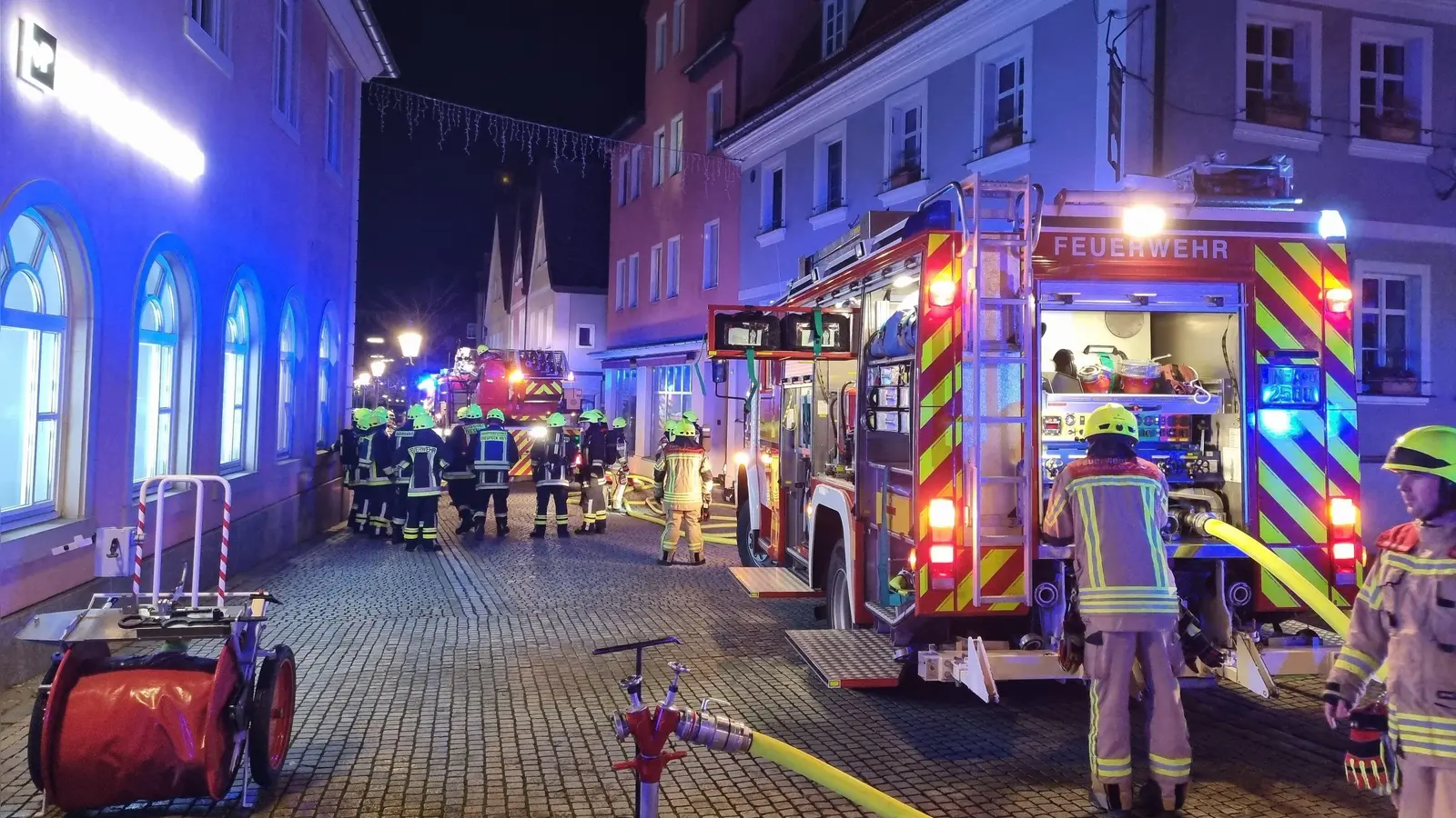 Zu einem Brand in der Würzburger Straße in Neustadt rückte am Samstagmorgen die Feuerwehr an. (Foto: Rainer Weiskirchen)