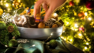 Stehen die weihnachtlichen Leckereien nicht dauerhaft auf dem Tisch, isst man automatisch weniger davon.  (Foto: Christin Klose/dpa-tmn)