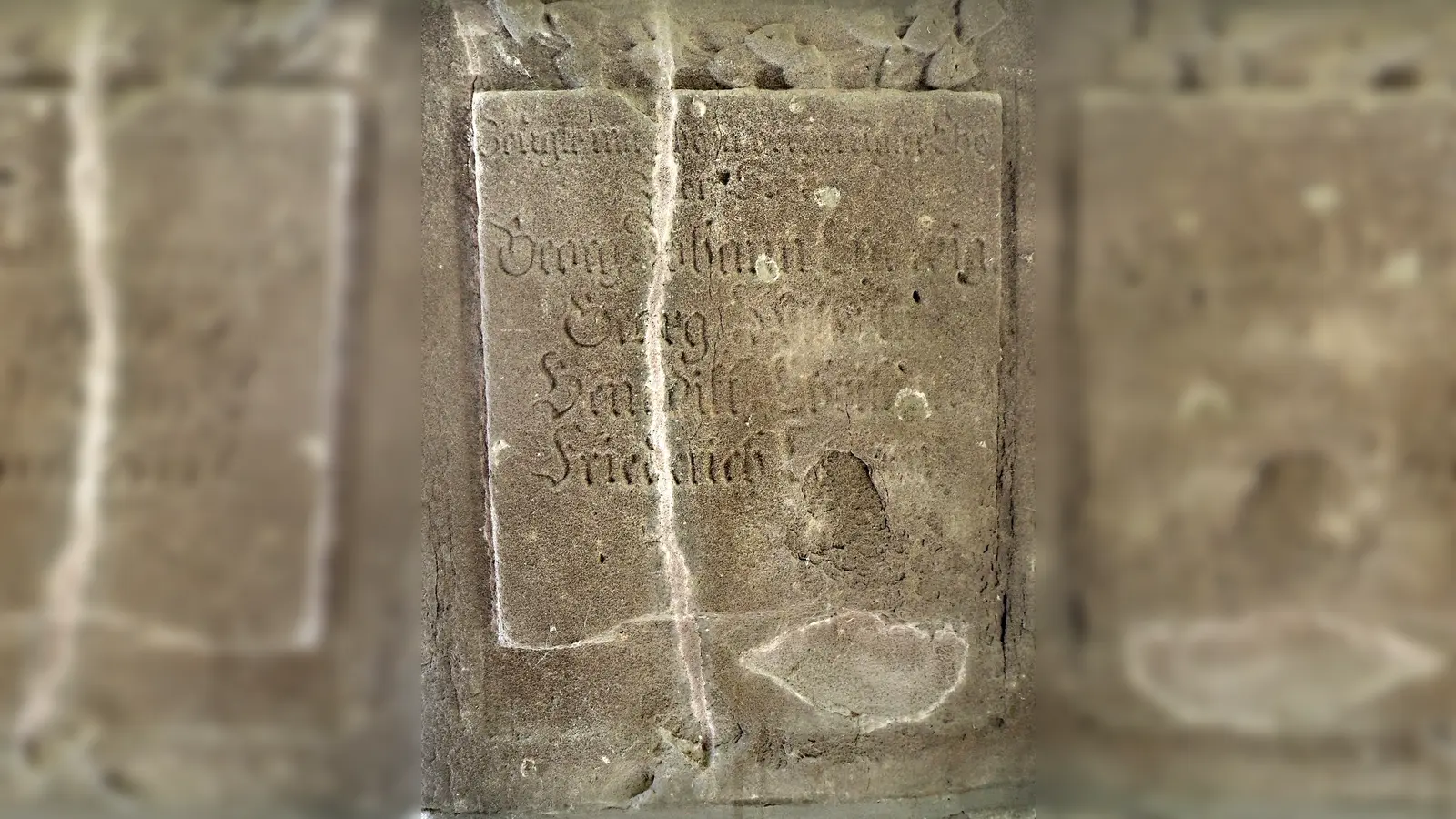 Der Epitaph für Benedict Christian Vogel am Friedhof in Feuchtwangen. (Foto: Erich Herrmann)