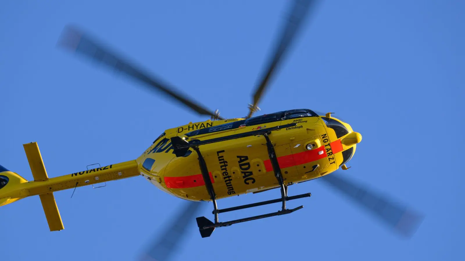 Ein schwer verletzter Lokführer ist nach einem Zusammenstoß mit einem Lastwagen in eine Klinik geflogen worden. (Symbolbild) (Foto: Robert Michael/dpa)