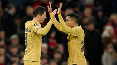 Robert Lewandowski (l) schied mit dem FC Barcelona in der Europa League aus. (Foto: Dave Thompson/AP/dpa)