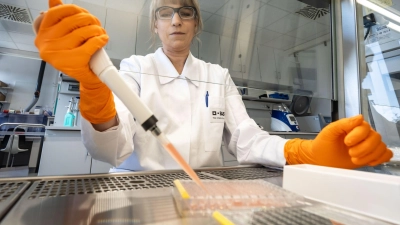 Als Toxikologin befasst sich Nina Hambruch mit den unerwünschten Nebeneffekten verschiedener Substanzen. Die Laborleiterin führt bei BASF ein Team. (Foto: Frank Rumpenhorst/dpa-tmn)