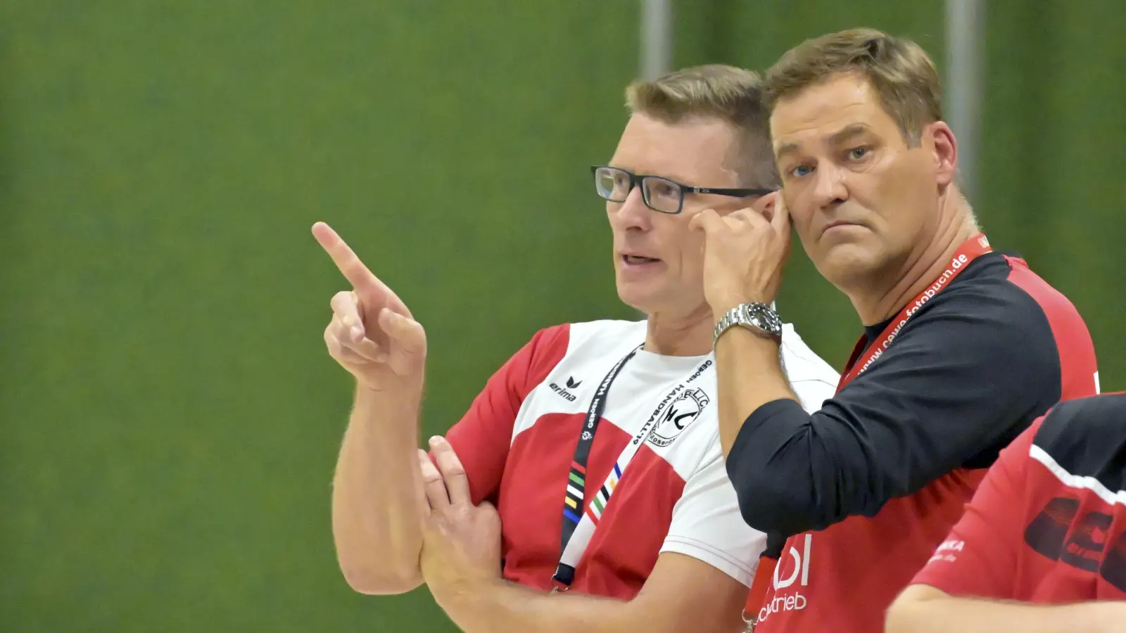 Christian Weigl (links) als Trainer des HC Sulzbach-Rosenberg in der Landesliga. (Foto: Hubert Ziegler)