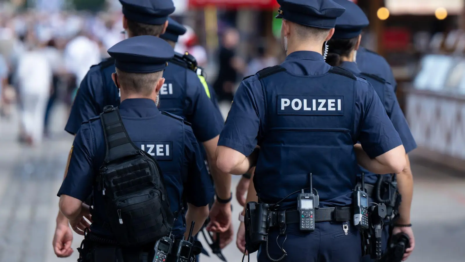 Ein Mann hat auf dem Oktoberfest einer Frau mit seinem Handy unter den Rock gefilmt. (Symbolbild) (Foto: Sven Hoppe/dpa)