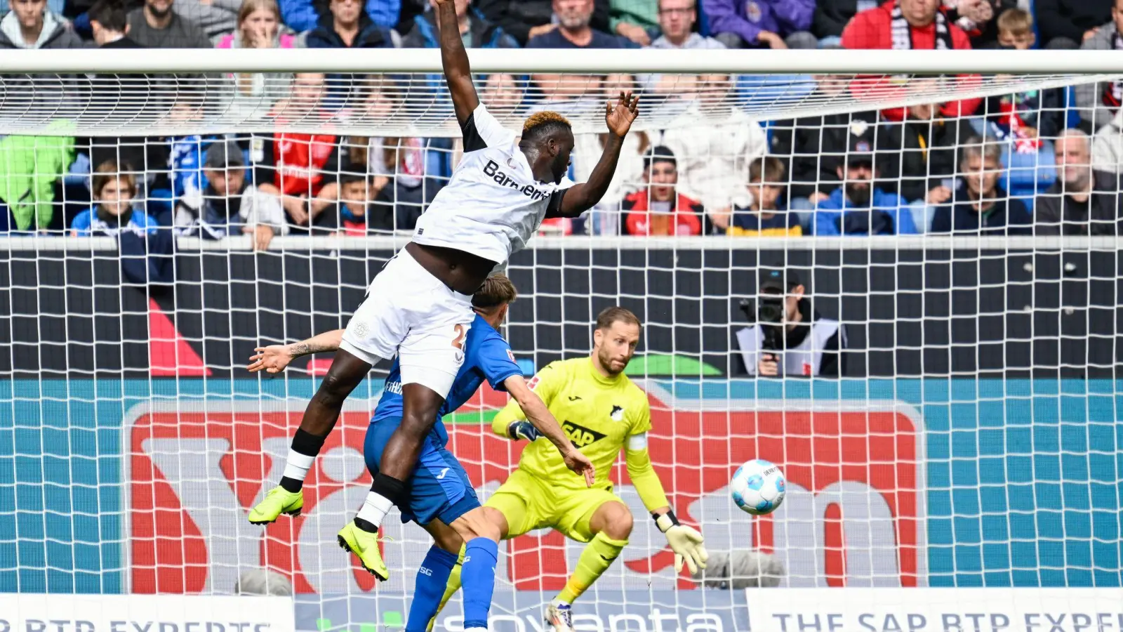 War an beiden Toren beteiligt: Victor Boniface (Foto: Uwe Anspach/dpa)