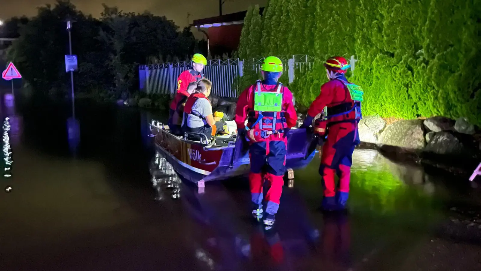 Von der DLRG Mittelfranken waren 35 Aktive im Katastropheneinsatz im Landkreis Günzburg.  (Foto: DLRG Mittelfranken)