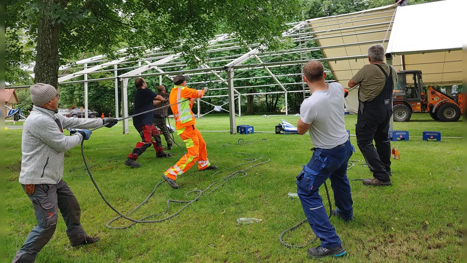 Alle packen mit an: Das Festzelt konnte wegen des vielen Regens am Wochenende erst am Montag aufgebaut werden. Der zeitliche Verzug beim Aufbau war schnell wieder eingeholt. (Foto: Katrin Merklein)