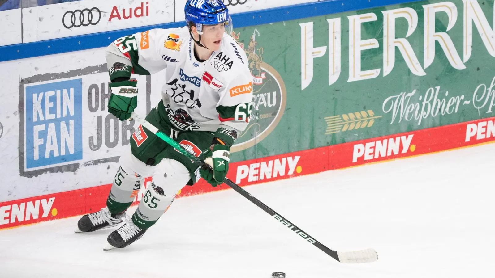 Niklas Länger von Augsburg spielt den Puck. (Foto: Matthias Balk/dpa/Archivbild)