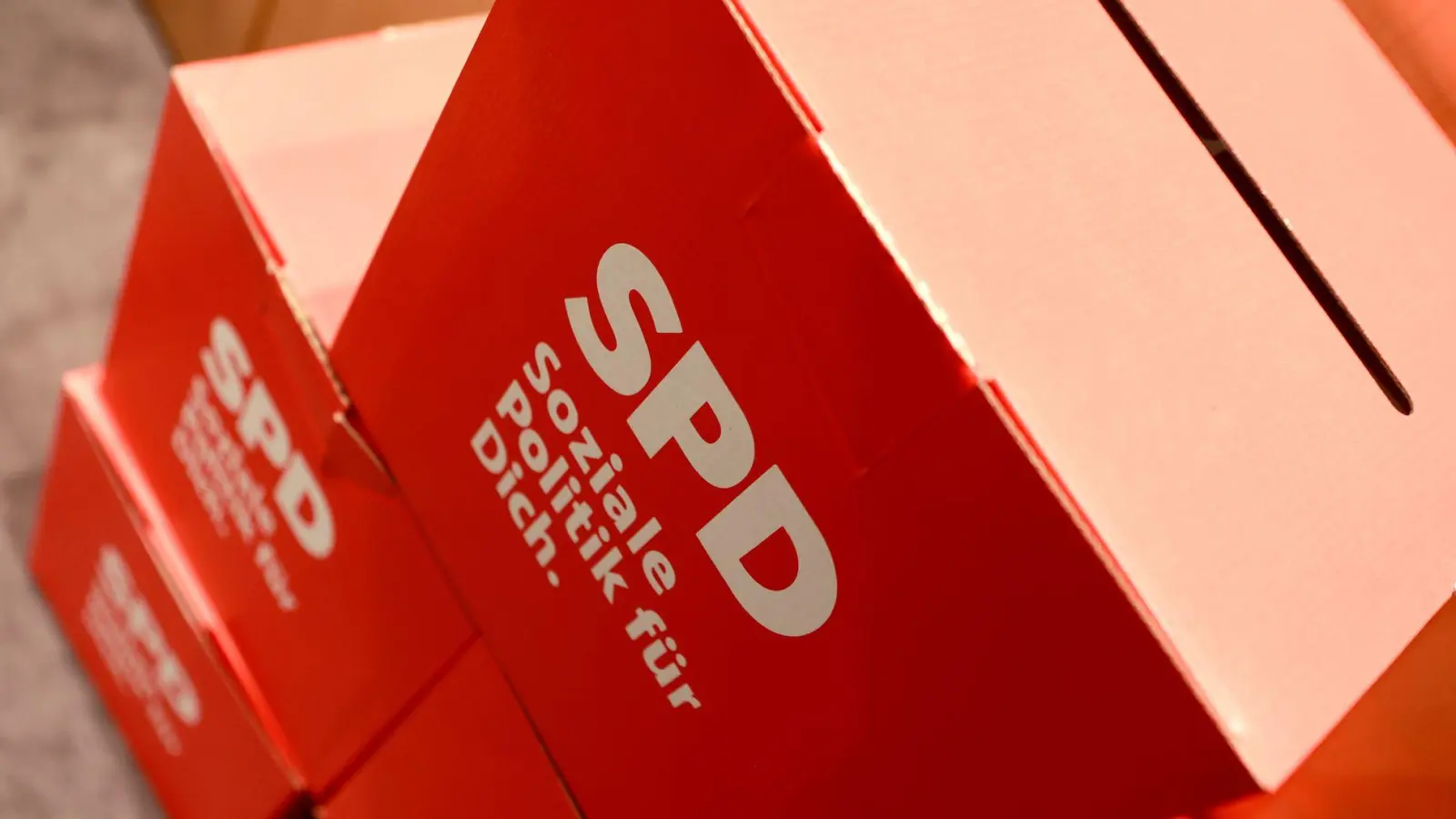 Nach Angaben der SPD wurde ein Parteimitglied zu Boden gestoßen und in Gesicht und Bauch getreten. (Symbolbild) (Foto: Matthias Bein/dpa)