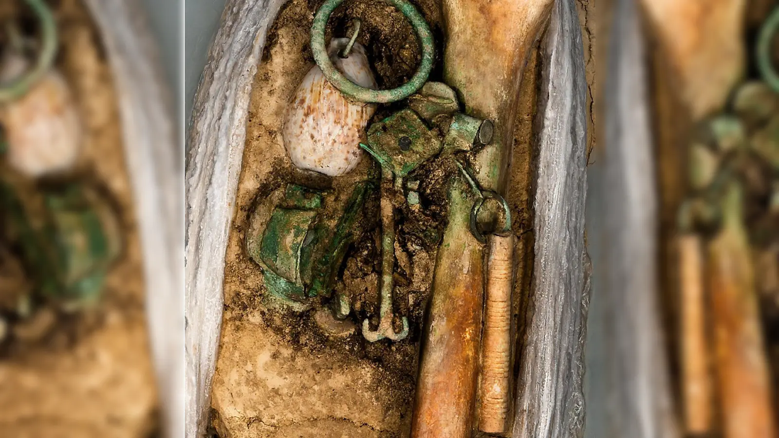 Zu den Grabbeigaben gehörten unter anderem ein Walnussanhänger, gelochte Münzen und Bronzeschlüssel. (Foto: BLfD/dpa)