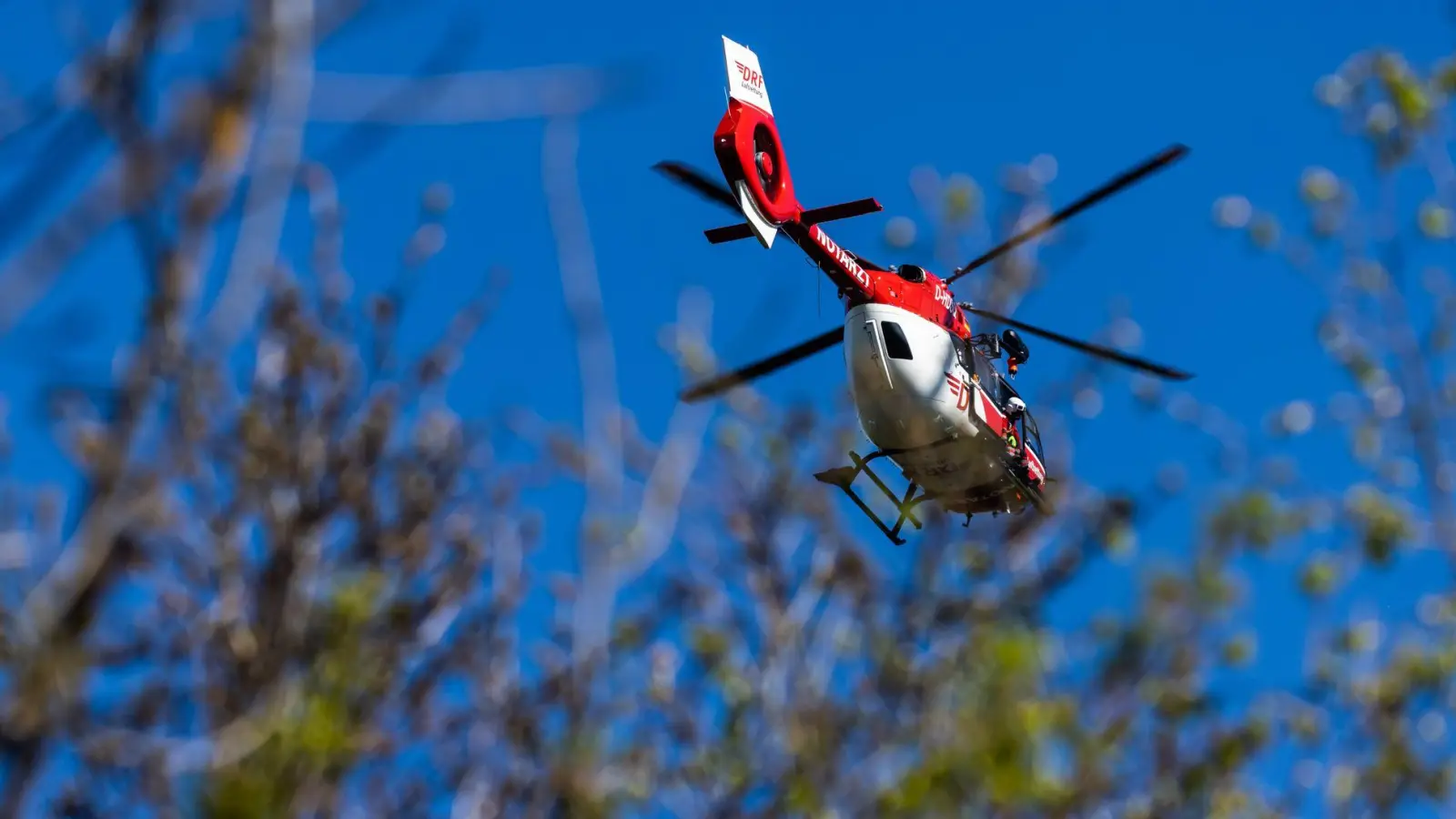 Mit einem Hubschrauber kam der schwer verletzte Jung in ein Krankenhaus (Symbolbild) (Foto: Philipp von Ditfurth/dpa)