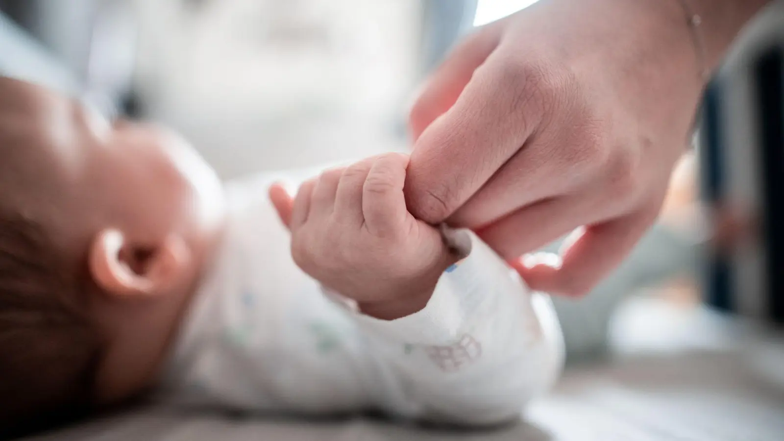 Statistiker haben die Geburtenrate in Bayern im vergangenen Jahr berechnet - und sie fällt niedriger aus, als zuvor. (Symbolbild) (Foto: Fabian Strauch/dpa)