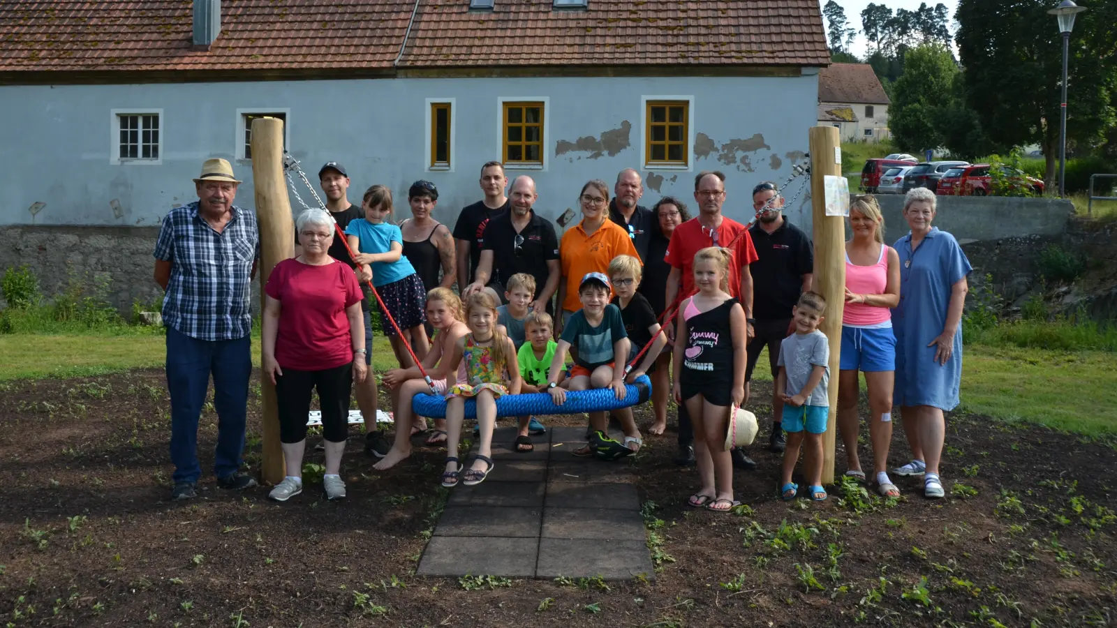 Zwei Vereine spendierten die neue Nestschaukel für den Andorfer Spielplatz, der mitten im Biberttal-Festivalgelände liegt. (Foto: Yvonne Neckermann)