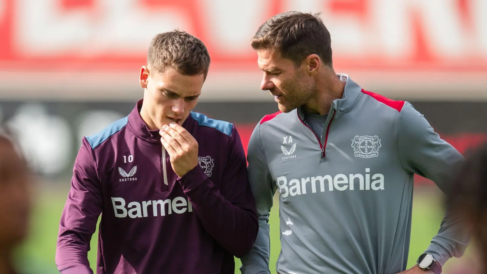 Florian Wirtz (links) und Coach Xabi Alonso sind zwei Hauptverantwortliche des Leverkusener Aufschwungs. (Foto: Marius Becker/dpa)