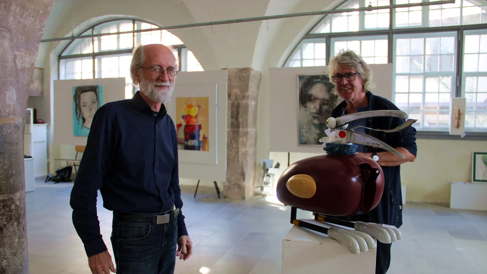 Klaus Biliczky (links) und Herbert Iwanowitsch vom Kulturforum Ansbach beim Aufbau im Fleischhaus in Rothenburg: Die Bedingungen sind in historischen Gemäuern etwas anders als im Kunsthaus. (Foto: Clarissa Kleinschrot)