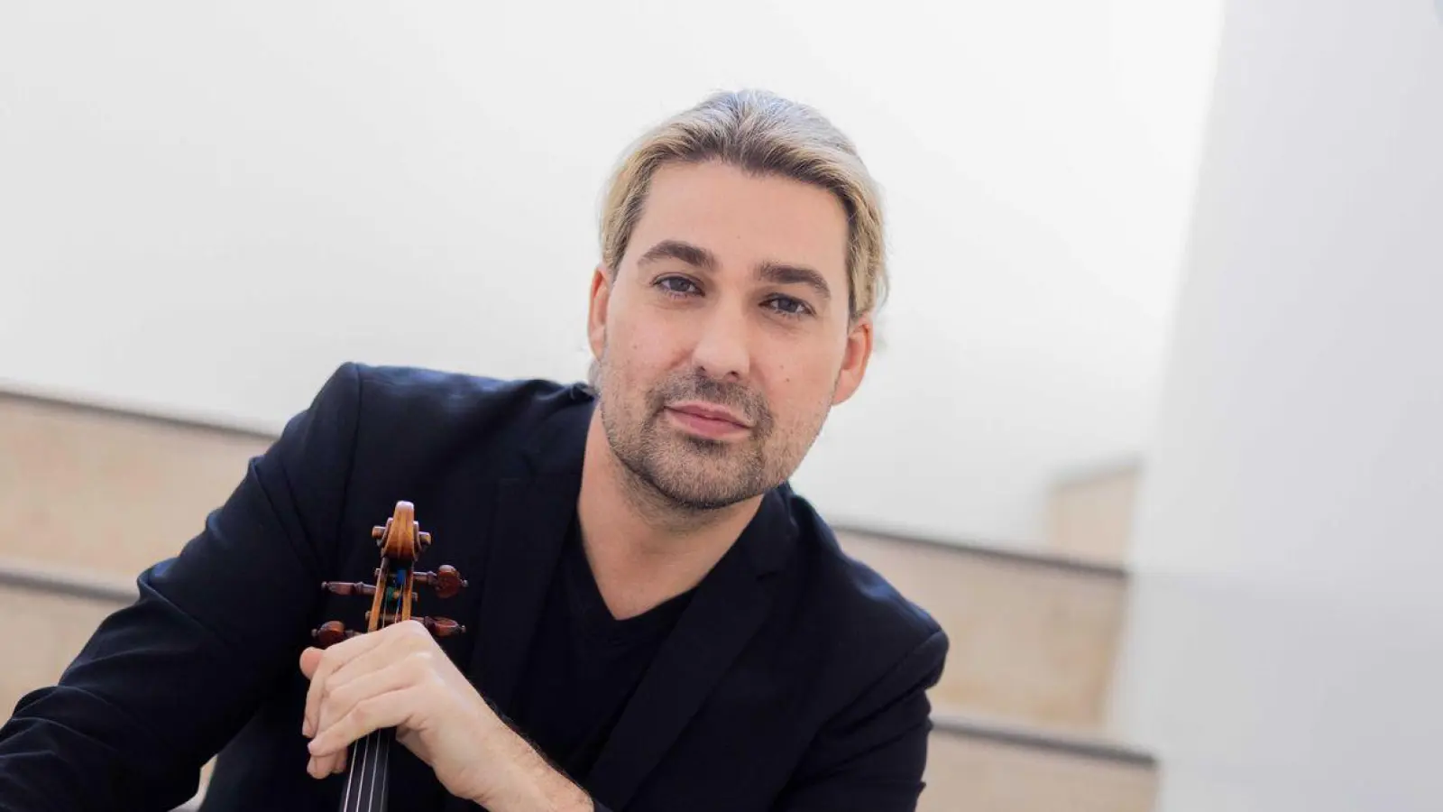 Geiger David Garrett sitzt vor einem dpa-Interview in der Flora. (Foto: Rolf Vennenbernd/dpa)