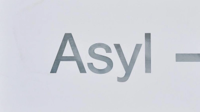 Ein Schild mit der Aufschrift „Asyl“ in einer Erstaufnahme für Asylbewerber. (Foto: Uli Deck/dpa)