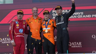 Oscar Piastri (M) gewann in Baku vor Charles Leclerc (l) und George Russell (r). (Foto: Hasan Bratic/dpa)