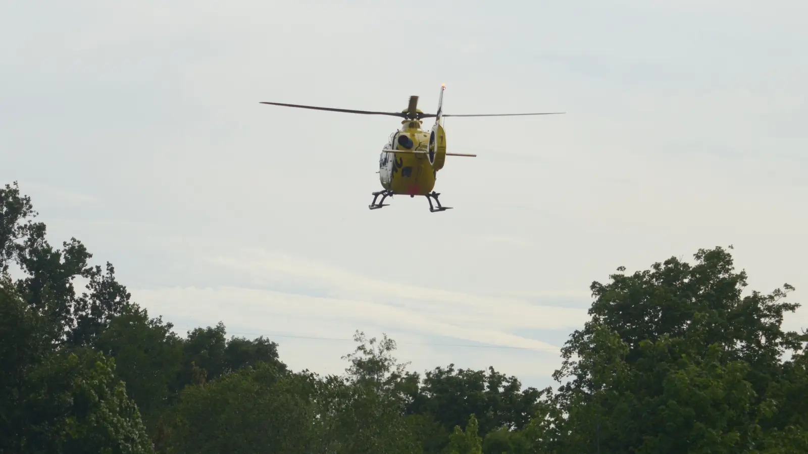 Der Rettungshubschrauber brachte eine E-Bikerin mit schweren Kopfverletzungen in eine Klinik. (Symbolbild: Günter Blank)