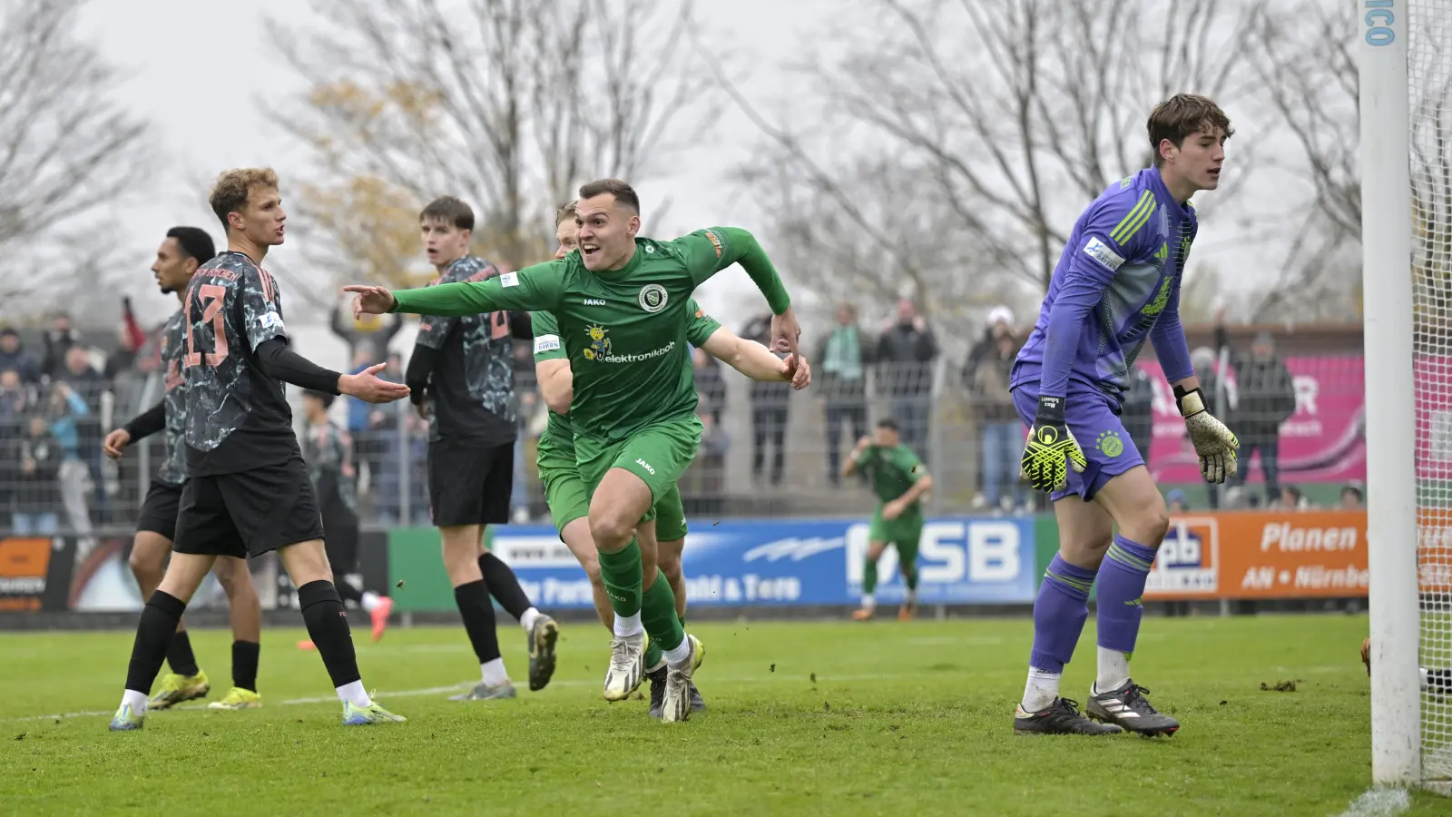 Da ist das Siegtor: Jonas Sauerstein jubelt, Bayern-Keeper Max Schmitt ist geschlagen. (Foto: Martin Rügner)