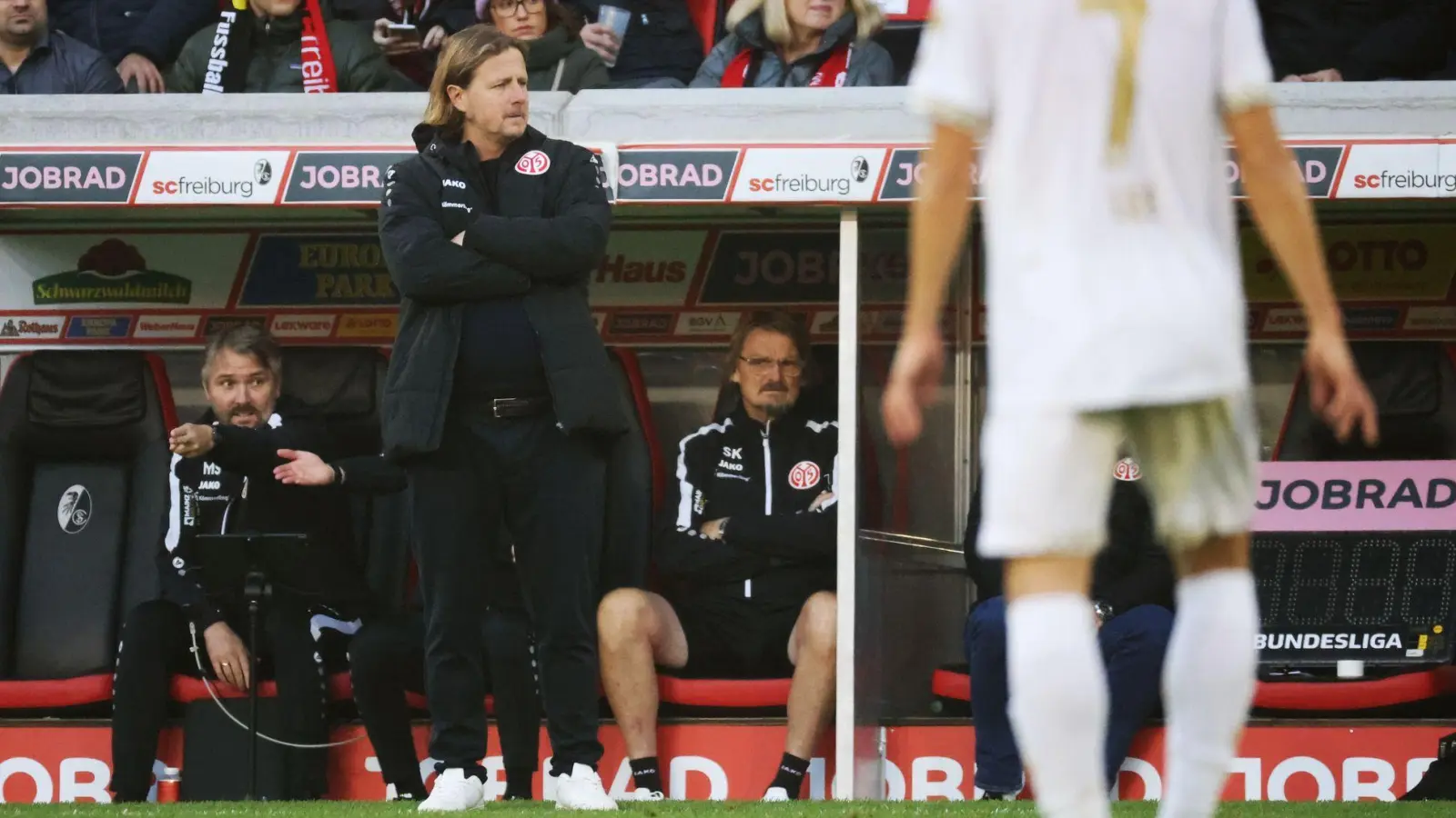 Der Mainzer Cheftrainer Bo Henriksen setzte überraschend auf Nationalstürmer Jonathan Burkardt. (Foto: Philipp von Ditfurth/dpa)