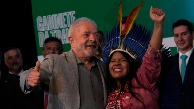 Sonia Guajajara an der Seite von Brasiliens Staatschef Luiz Inacio Lula da Silva. (Foto: Eraldo Peres/AP/dpa)