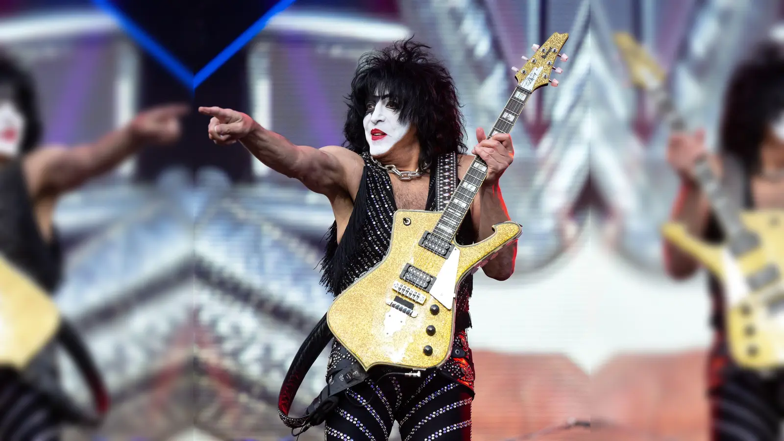 Paul Stanley, Sänger und Gitarrist, von der US-amerikanischen Band Kiss steht bei einem Konzert auf dem Königsplatz auf der Bühne. (Foto: Sven Hoppe/dpa)