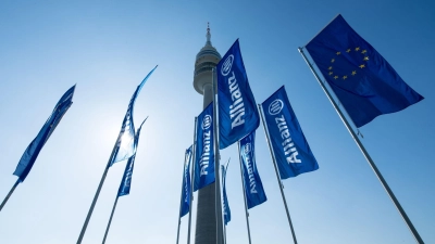 Fahnen des Versicherungskonzerns Allianz SE wehen vor der Olympiahalle. (Foto: Sven Hoppe/dpa/Archiv)