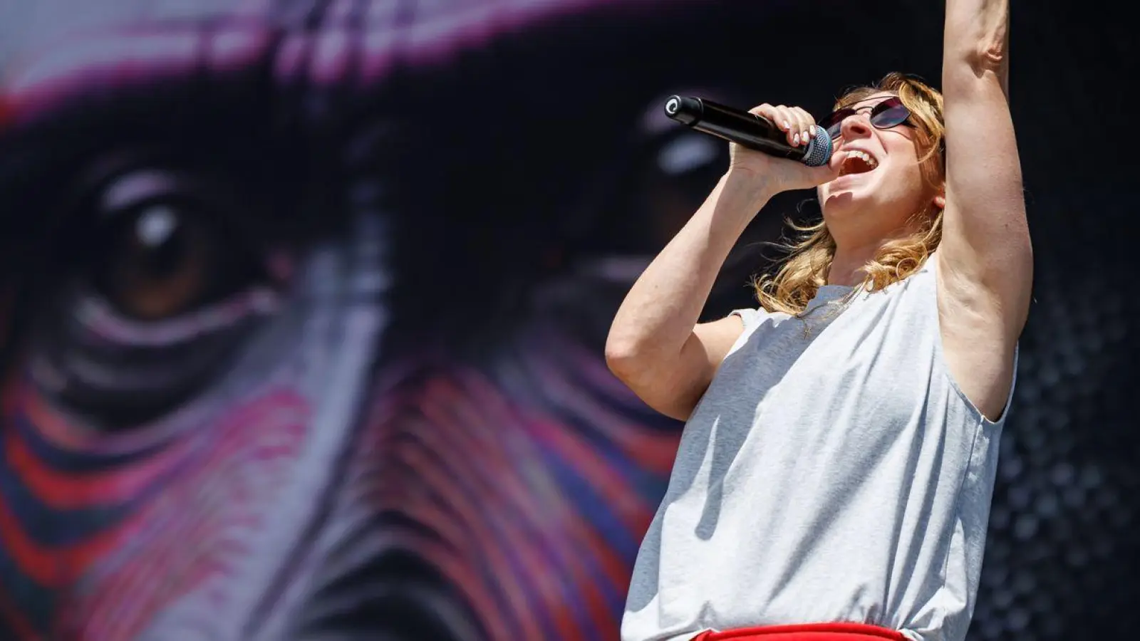 Sandra Nasic, Sängerin der deutschen Band Guano Apes, steht beim Open-Air-Festival „Rock im Park” auf der Bühne. (Foto: Daniel Karmann/dpa)