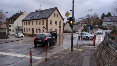 Größtes Projekt in Heilsbronn: An der Götz-Kreuzung wird das zentrale Bauwerk für den neuen Altstadtsammler entstehen. Dafür muss das Gebäude im Hintergrund abgebrochen und die Kreuzung mehrere Monate gesperrt werden.  (Foto: Eckard Dürr)