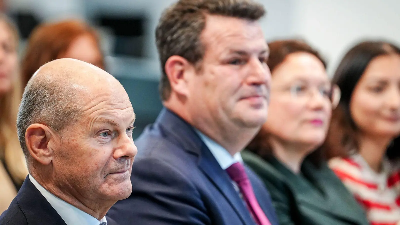 Arbeitsminister Heil und Kanzler Scholz wollen Industrie fördern (rechts Andrea Nahles, Chefin der Bundesagentur für Arbeit). (Archivbild) (Foto: Kay Nietfeld/dpa)