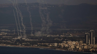 Bei dem Einschlag einer Rakete aus der libanesischen Hisbollah-Miliz östlich der israelischen Hafenstadt Haifa wurde eine Frau getötet.  (Foto: Leo Correa/AP)