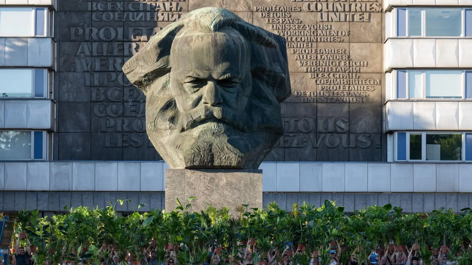 40 Tonnen schwer und beliebtes Fotomotiv und Treffpunkt: Die Karl-Marx-Büste des russischen Bildhauers Lew Kerbel, von Einheimischen auch „Nischel“ genannt. (Foto: Hendrik Schmidt/dpa)