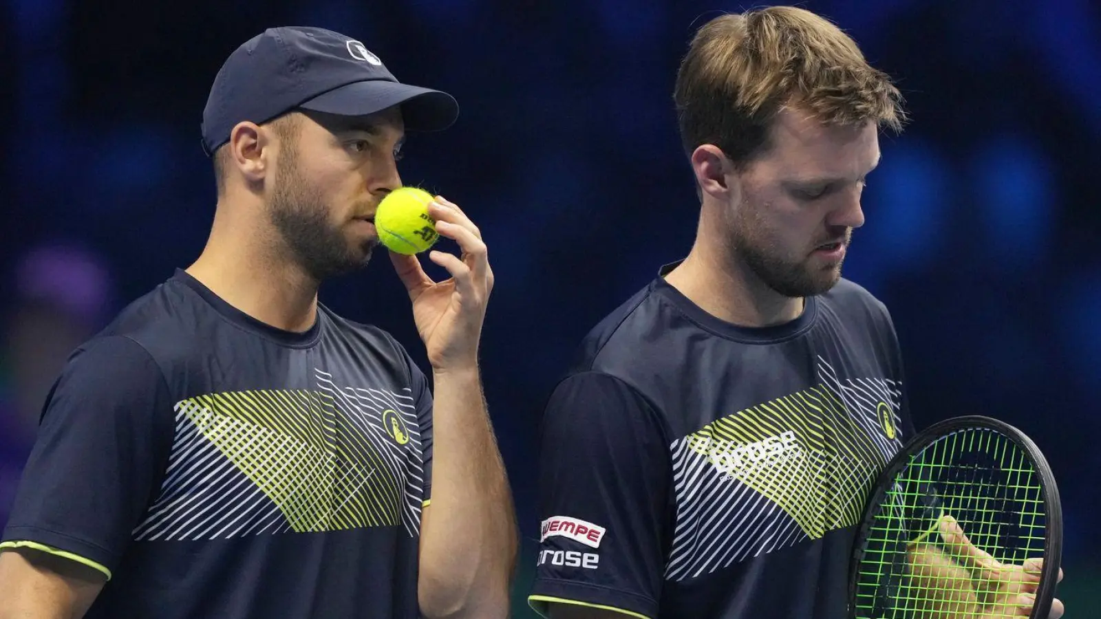 Zum ersten Mal qualifizierte sich das Duo Tim Pütz (l) und Kevin Krawietz (r) gemeinsam für das Tennis-Saisonfinale. (Foto: Antonio Calanni/AP/dpa)