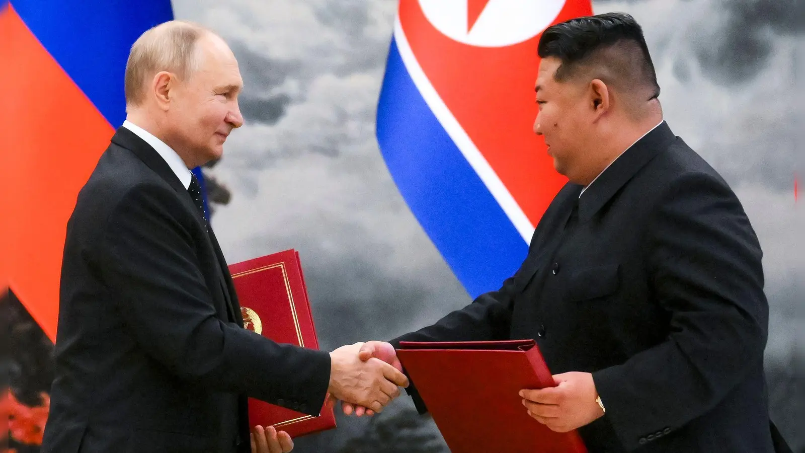 Nordkorea und Russland haben vereinbart, dass sie sich gegenseitigen militärischen Beistand leisten, wenn eines der beiden Länder angegriffen wird. (Archivbild) (Foto: Kristina Kormilitsyna/Pool Sputnik Kremlin/AP/dpa)