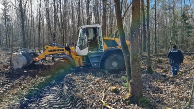 Ein 21-Jähriger wollte offenbar unbedingt baggern und klaute dafür von einer Ansbacher Baustelle einen Radlader. In einem Waldstück bei Meinhardswinden blieb er stecken. (Foto: privat)