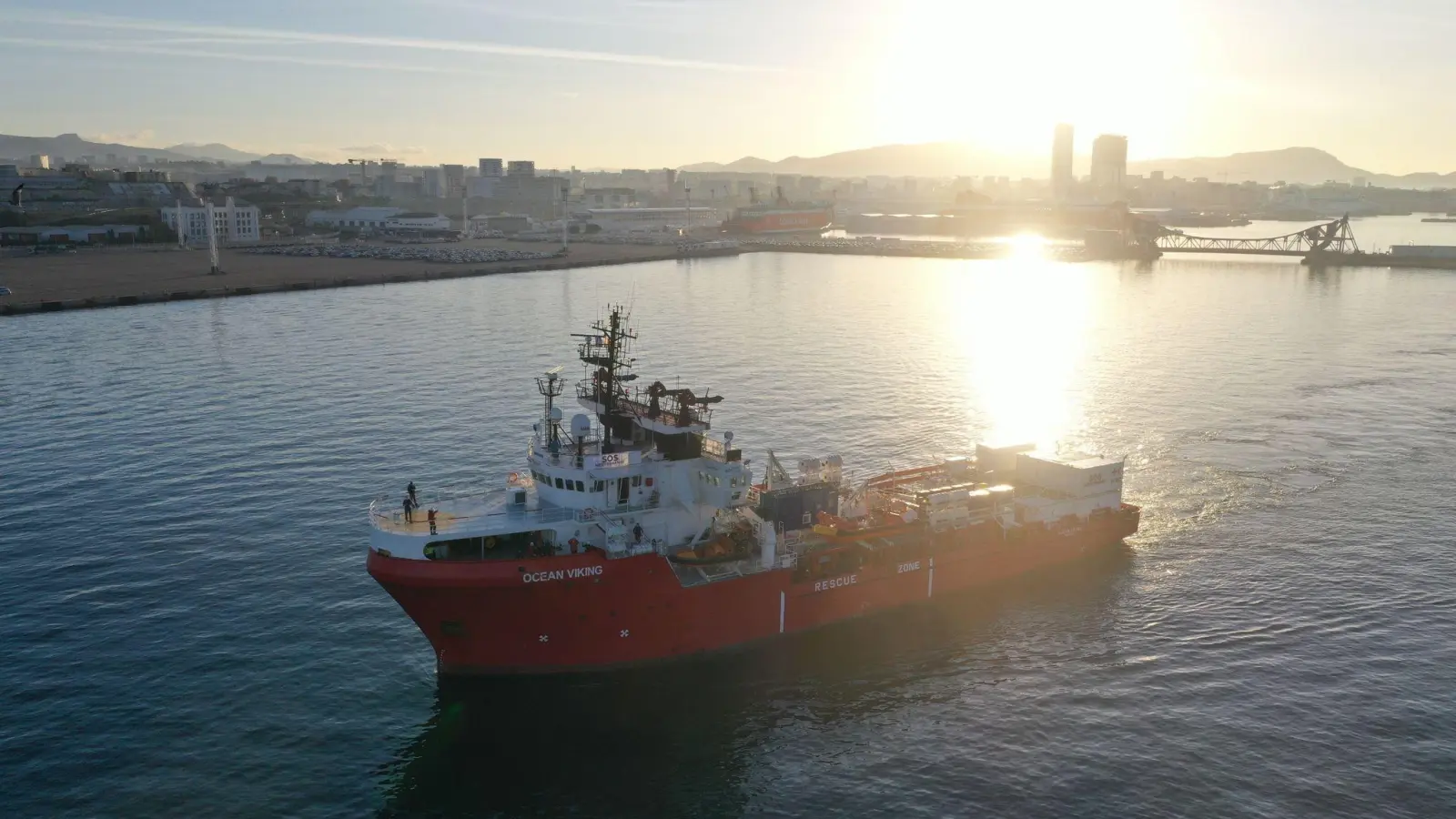 Das Seenotrettungsschiff „Ocean Viking“ verlässt den Hafen von Marseille zu einer neuen Rettungsmission im Mittelmeer. (Foto: Gilles Bader/Le Pictorium Agency via ZUMA/dpa)