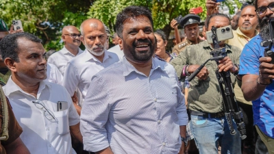 Anura Kumara Dissanayake spricht nach der Stimmabgabe vor Journalisten. (Foto: Eranga Jayawardena/AP)