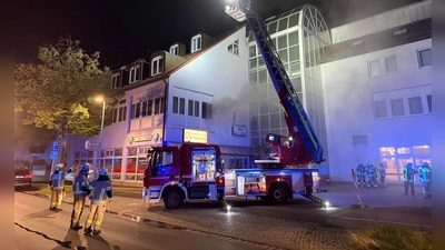 Etwa 150 Einsatzkräfte mit rund 60 Fahrzeugen waren vor Ort (Foto aktuell). (Foto: Ferdinand Merzbach/NEWS5/dpa)