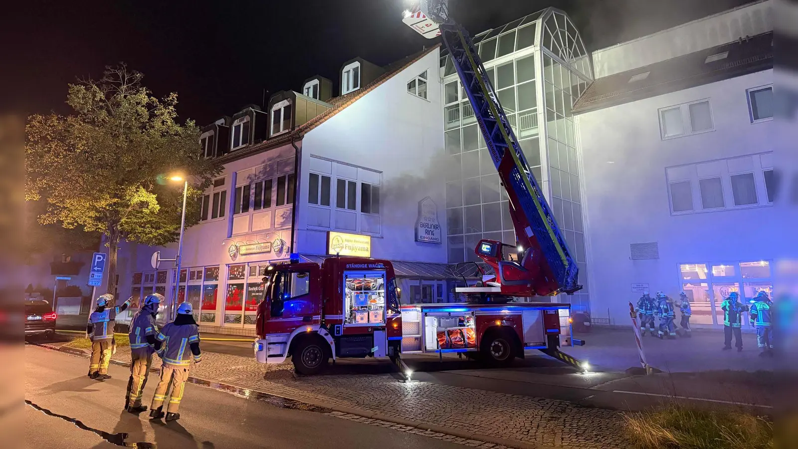 Etwa 150 Einsatzkräfte mit rund 60 Fahrzeugen waren vor Ort (Foto aktuell). (Foto: Ferdinand Merzbach/NEWS5/dpa)