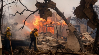 Feuerwehrleute bekämpfen das Palisades-Feuer in Los Angeles. (Foto: Etienne Laurent/FR172066 AP/AP/dpa)