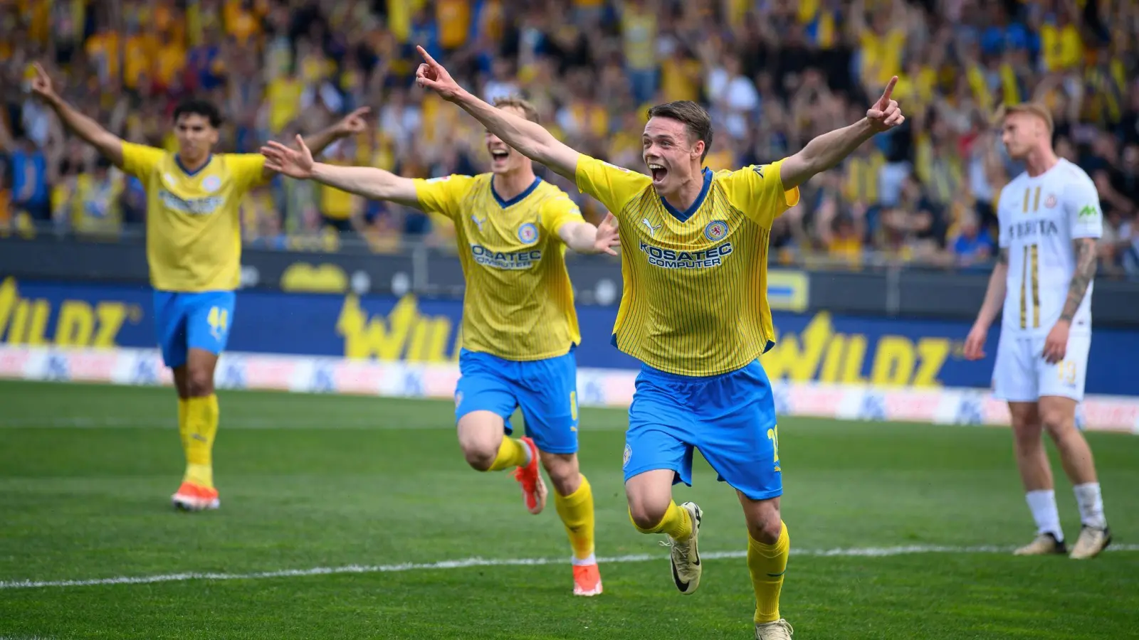 Für seine Rückkehr kämpfen die Braunschweiger Fans: Der Isländer Thorir Johann Helgason (r). (Foto: Swen Pförtner/dpa)