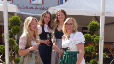 Gehen gemeinsam in Wassertrüdingen ihrer Leidenschaft für die Gastronomie nach (von links): Katja, Franzi, Vroni und Doris Seebauer. (Foto: Albert Schülein)