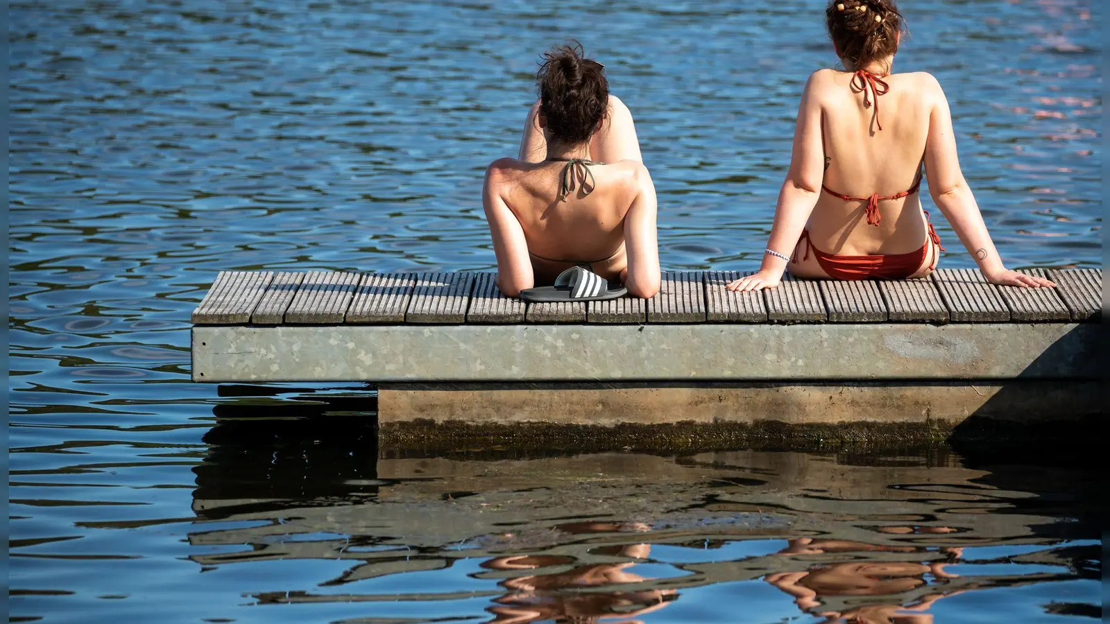 Die Wasserqualität in Bayerns Badeseen ist weitgehend erstklassig. (Archivbild) (Foto: Daniel Karmann/dpa)