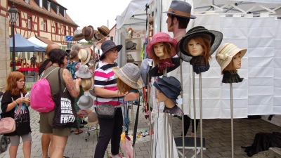 Hüte in allen Farben und Formen waren an diesem Stand zu entdecken und fanden viele Bewunderer. (Foto: Christa Frühwald)